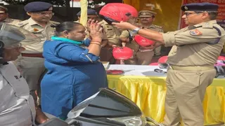 महिलाओं ने पुलिसकर्मियों की कलाई पर राखी बांधी तो पुलिस ने भी उनकी सुरक्षा का संकल्प लेते हुए हेलमेट भेंट किए।