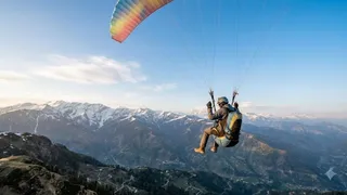 भारत की टॉप 5 पैराग्लाइडिंग डेस्टिनेशंस (Image Source: AI Generated)