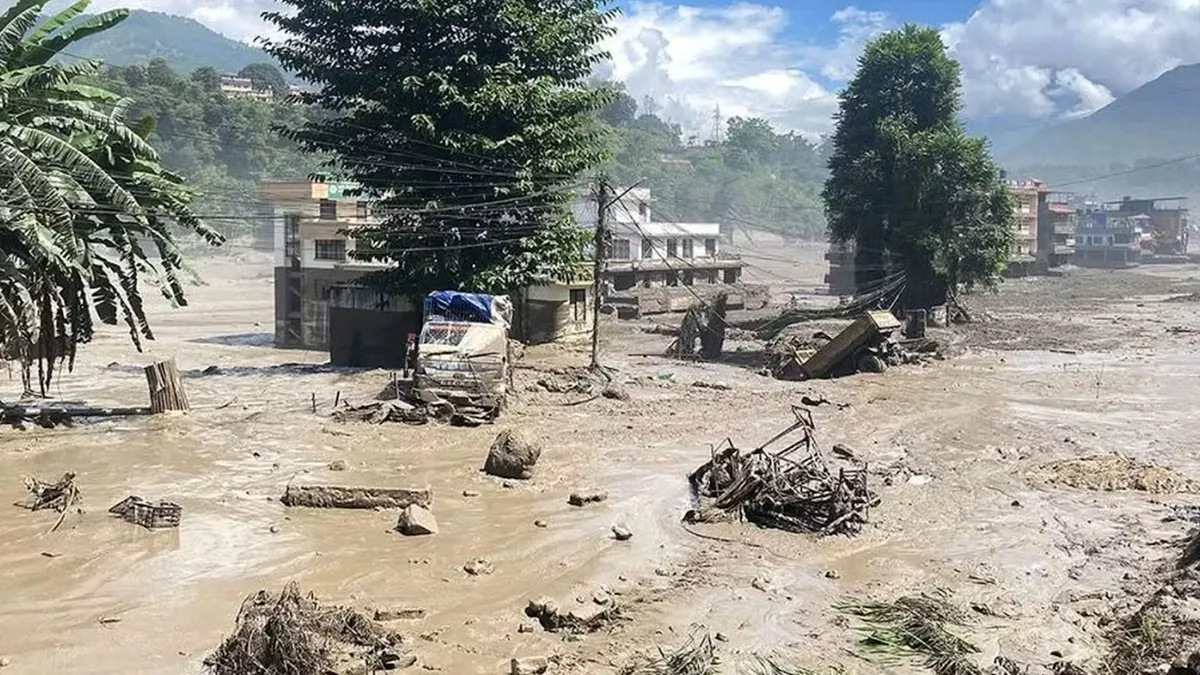 खौफ पर आस्था की जीत: जब मौत बनकर मंडरा रही थी बाढ़, तब योग से खुद को शांत रख रहे थे तीर्थयात्री