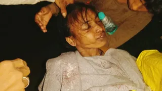 एंबुलेंस नहीं मिली तो पत्नी का शव व्हीलचेयर पर बांधकर आठ किलोमीटर ले गया पति।