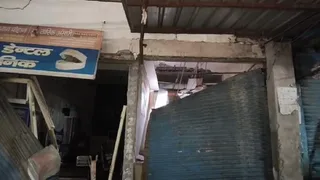 मेरठ के तारापुरी में जमीन में धंसा मकान का पिलर। जागरण
