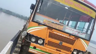 राठ उरई मार्ग स्थित चिकासी मुहाना पुल की रेलिंग से सटी खड़ी महोबा डिपो की बस