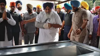 अमृतसर में श्री हरिमंदिर साहिब पहुंचे सुखबीर बादल नतमस्तक होते हुए।
