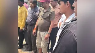 कटरा में नहर किनारे पटरी पर बुजुर्ग का अंतिम संस्कार करते ग्रामीण