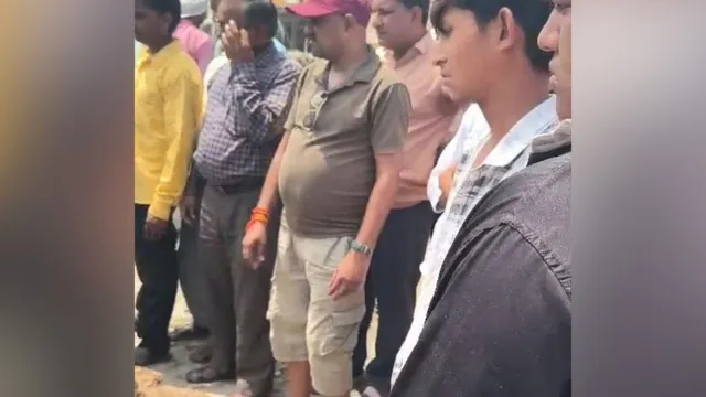 अलीगढ़ के कटरा गांव में मौत के बाद भी नसीब नहीं होती दो गज जमीन, नहर किनारे होता अंतिम संस्कार
