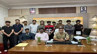 साइबर साथियों के साथ धनबाद के ग्रामीण एसपी एस मोहम्मद याकूब। (फोटो साैजन्य)