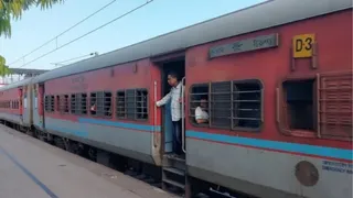 यात्रियों की भारी भीड़ और वेटिंग लिस्ट को देखते हुए रेलवे ने 15926/15925 डिब्रूगढ़-देवघर एक्सप्रेस में एक अतिरिक्त स्लीपर कोच जोड़ने का लिया फैसला