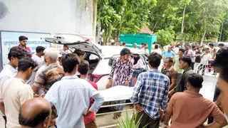 कामगारों को लेकर अस्पताल पहुंचे लोग। जागरण