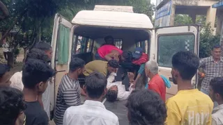 घायलों को अस्पताल ले जाते लोग। (जागरण)