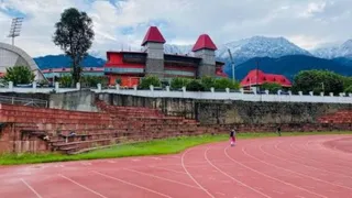 धर्मशाला का सिंथेटिक ट्रैक और क्रिकेट स्टेडियम।