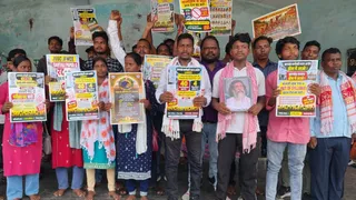 धनबाद के रणधीर वर्मा चौक पर प्रदर्शन करते संथाली के छात्र। (फोटो जागरण)