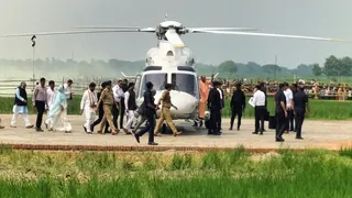बलिया में मुख्यमंत्री योगी आदित्यनाथ ने बाढ़ प्रभावित क्षेत्रों का जायजा लिया, पीड़ितों को मिली राहत।
