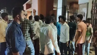 मासूम की मौत की खबर मिलते ही स्वजन आक्रोशित हो गए। फोटो- जागरण