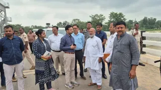 शिवहर में बागमती नदी के घाटों के निरीक्षण के दौरान अधिकारियों से जानकारी लेते आपदा प्रबंधन मंत्री रत्नेश सदा। फोटो सौ. जागरण