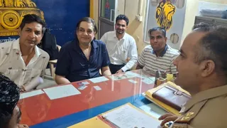 थाना में बयान दर्ज कराने पहुंचे एक्टर चंद्रचूड़ सिंह व भाई अभिमन्यु सिंह।