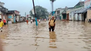 बस्ती में घुसा मंदाकिनी का पानी।