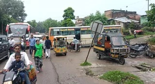 रास्ता बंद होने के बाद परेशान यात्री। जागरण