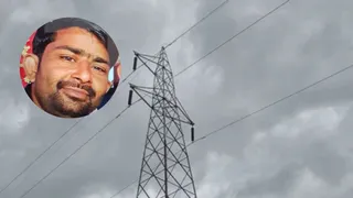 सिंभावली थाना क्षेत्र के हरोड़ा बिजलीघर पर करने वाले एक संविदा कर्मी ठाकुर भीम सिंह (इनसेट) की शनिवार की सुबह दर्दनाक मौत हो गई है।