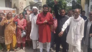 मिड-डे-मील कुक ने सरकार के खिलाफ खोला मोर्चा।
