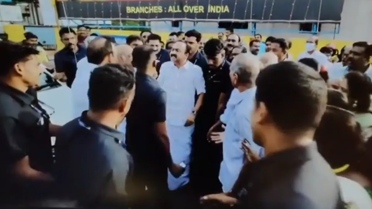 केरलम में कांग्रेस नेता ने रोका मुख्यमंत्री का काफिला, बीच सड़क हुई तीखी बहस