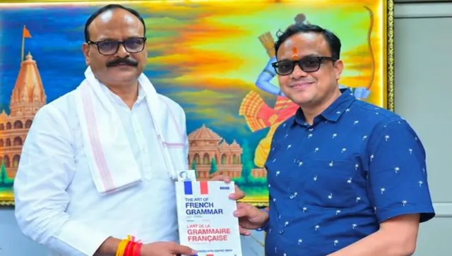 बनारसी म‍िजाज वाले न‍ित‍िन श्रीवास्‍तव फ्रांस में रहकर देश के बच्‍चों को करा रहे फ्रेंच भाषा का अक्षर ज्ञान
