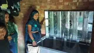चोरी की जानकारी देतीं महिलाएं।
