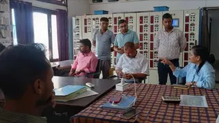 नेपाल बाढ़ के बाद लहरों में बहकर आ रहे शव और सामान।