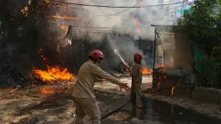 राजधानी पार्क मेट्रो स्टेशन के पास असम टिंबर मार्केट में एक गोदाम के बेसमेंट में भीषण आग लग गई।