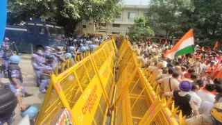 शिवसेना हिंदुस्तान के कार्यकताओं को मोहाली-चंडीगढ़ बॉर्डर पर बैरिकेडिंग कर पुलिस ने रोका।