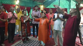 ओशो की प्रथम महिला संन्यासिनी मां आनंद मधु का जीवन पर पुस्तक के विमोचन अवसर पर ध्यानमग्न ओशो सन्यासी। जागरण