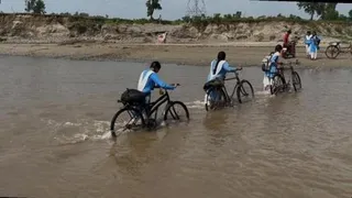 जान जोखिम में डालकर कठियारी नदी पार करतीं छात्राएं। सौ. ग्रामीण