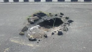 मेरठ-पौड़ी नेशनल हाईवे के हरिद्वार-कोटद्वार बाईपास पर बना गहरा गड्ढा। जागरण