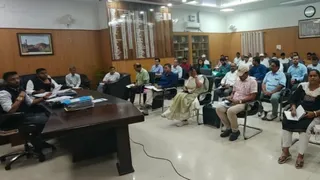 मुजफ्फरपुर में पदाधिकारियों के साथ बैठक करते डीएम कुमार गौरव। पीआरडी