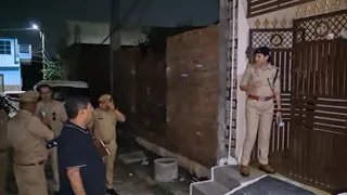 बंद मकान में मिले सड़े-गले शव।