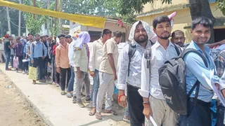 कतार में खड़े शिक्षित बेरोजगार। जागरण