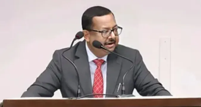 'छात्रों को सवाल पूछने पर सजा देना असंवैधानिक', बोले न्यायमूर्ति उज्जव भुइयां