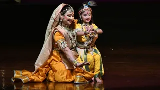 कमानी सभागार में आयजित कृष्णा नृत्य नाटिका में मां यशोदा व कृष्ण का दृश्य। जागरण