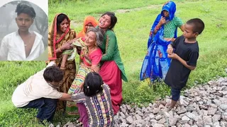 कौशांबी में कोखराज के बम्हरौली गांव के सामने डीएफसी ट्रैक पर मालगाड़ी की चपेट में आने से मृत सनि (इनसेट) व बिलखते स्वजन। जागरण