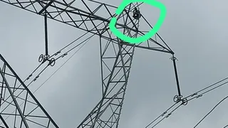 एयरपोर्ट क्षेत्र के गांजा गांव में बिजली टॉवर पर चढ़ा युवक। जागरण