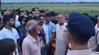 मौके पर लगी लोगों की भीड़। (वीडियो ग्रैब)