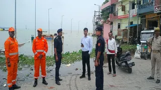 प्रयागराज के छोटा बघाड़ा इलाके में बाढ़ को लेकर निरीक्षण करते प्रशासनिक अधिकारी व एनडीआरएफ टीम। जागरण