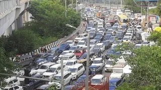 नोएडा से दिल्ली जाने वाले मार्ग पर कालिंदी कुंज के पास लगे जाम में फंसे वाहन। जागरण आर्काइव