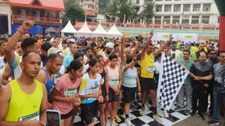 13 राज्यों और कीनिया के 1400 धावकों ने हिस्सा लिया।