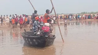 नदी में दो बच्चों की तलाश में जुटे गोताखाेर व नाविक। जागरण