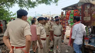 छपरा में ट्रेन पर पत्थर बाजी के बाद फ्लैग मार्च का जागरूकता करती रेल पुलिस। फोटो जागरण