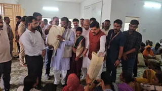 बाढ़ प्रभावित लोगों को राहत सामग्री बांटते सीएम मोहन यादव।