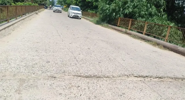 कुशीनगर के छोटी गंडक पुल में दरारें, कभी भी हो सकता है बड़ा हादसा
