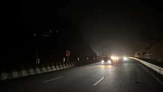 देहरादून-दिल्ली एक्सप्रेसवे पर बनी एलिवेटेड रोड पर स्ट्रीट लाइट बंद होने से पसरा अंधेरा। जागरण