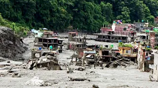 नेपाल बाढ़ से बचे भारतीय-अमेरिकी दंपति के बेटे ने सुनायी कहानी