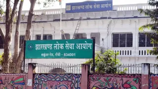 जेपीएससी में गड़बड़ियों के कारण नियुक्तियां रुकीं।